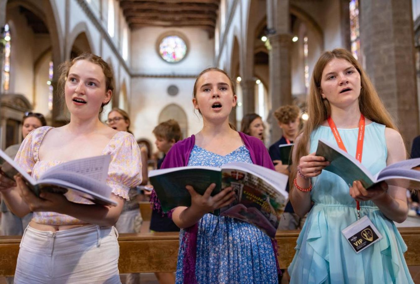 Sängerinnen der Jugendkantorei bei einem Gottesdienst in Florenz
